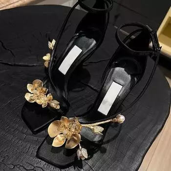 Гонконг 2025 новые красивые односложные босоножки женские летние атласные дизайн sense черные тонкие каблуки золотые орхидеи высокие каблуки 35