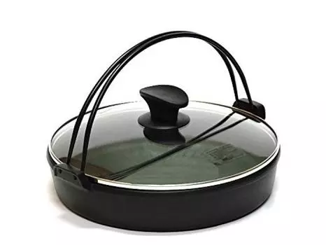 Горшок Nambu Ironware Iwachu Sukiyaki с набором Nambu Tsuru 26 см со стеклянной крышкой. Включает брошюру о том, как пользоваться железными изделиями Nanbu. Включает повреждения.