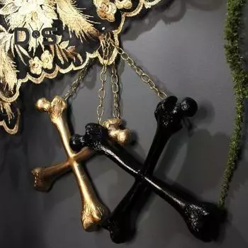 Готический декор для стен с перекрещенными костями, декор из смоляной цепи и костей для домов Dark Academia, подвесной кулон из черного золота и жуткого камня для коллекционеров костей чёрный
