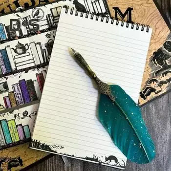 Готический стенографический блокнот для ночи с отрывными листами для темных размышлений. Блокнот-стенограф с верхним спиральным переплетом. Переплет в переплетном картоне с 50 линованными листами. фиолетовый