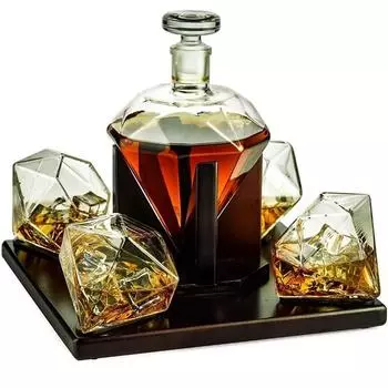 Графин для виски и вина Diamond объемом 750 мл с 4 бокалами Diamond и красивой деревянной подставкой из красного дерева.