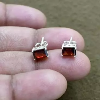 Гранатовая серьга-гвоздик огранки «багет» | Простая серебряная серьга-гвоздик | Круглая серьга-гвоздик