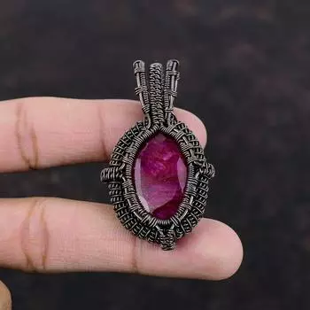 Граненый Кашмирский рубиновый кулон Медная проволока Ювелирные изделия Кулон ручной работы Ювелирные изделия из драгоценных камней Медный кулон Подарок для мамы Проволочный кулон