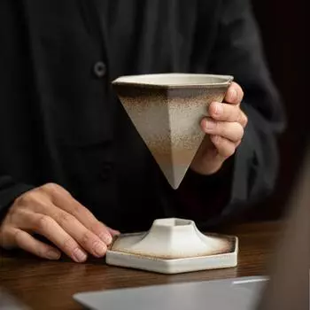 Грубая керамика, покрытая подглазурной глазурью, цветная кофейная чашка, конусообразная чашка с блюдцем, китайская ретро-керамическая чашка, простая кружка для латте с цветком