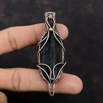 Грубый кулон с черным турмалином, обернутый медной проволокой, кулон, драгоценный камень, ювелирные изделия ручной работы, стильный кулон, уникальный ювелирный подарок из медной проволоки, подарок для нее