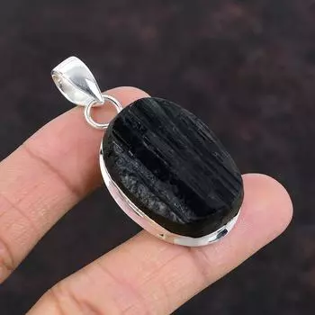 Грубый кулон с черным турмалином. Подвеска из драгоценного камня одного качества. Ювелирные изделия ручной работы. Подвеска из стерлингового серебра 925 пробы. Ювелирное изделие из грубого камня. Подарок для нее.