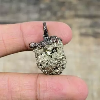Грубый кулон с пиритом Медный кулон гальванической формовки Кулон ручной работы Ювелирные изделия гальванической формовки Кулон из натурального драгоценного камня Медные украшения для подарков
