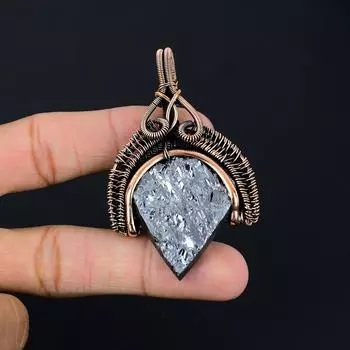 Грубый шунгитовый драгоценный камень ручной работы из чистой медной проволоки, обернутый подвеской, ювелирное изделие для женщин 2.76 Inches серый