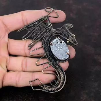 Грубый шунгитовый кулон Медная проволока Кулон Дракон Кулон Ювелирные изделия из шунгита Ручная работа Подвеска из натурального драгоценного камня Медные украшения для подарка