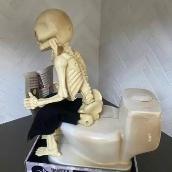 Хэллоуин Скелет на унитазе Фигурка Скелет Читает Газету Скульптура из Смолы