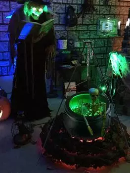 Хэллоуинская вечеринка, большой котел ведьм на треноге с огнями, пластиковая миска, фокус-покус, ведро для конфет, декор для крыльца дома снаружи As Picture