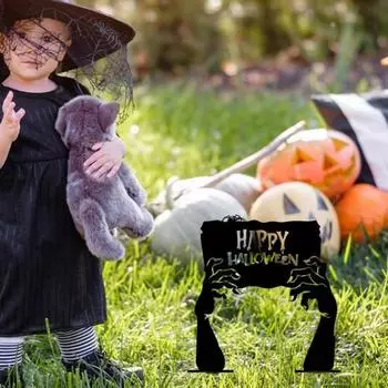 Знак Хэллоуина на дворе, металлическая табличка с надписью «Счастливого Хэллоуина», переносная табличка с колом и изображением руки зомби