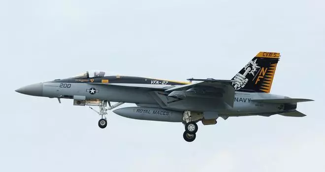 Хасегава Супер Хорнет Королевские Булавы CAG 1/72 F/A-18E «VFA-27 2015»