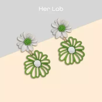 Her Lab | sweet Daisy earrings | green cutout stud | elegant floral accessories | jewelry box set