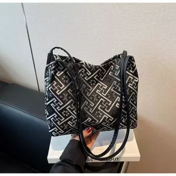 High-end large bag women s printed tote bag fashionable versatile commuter going out women s bag чёрный