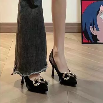 High heels women s 2025 spring and autumn new fine heel design sense niche metal chain pointed shallow mouth single shoes women 34