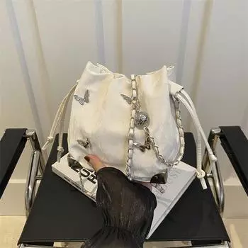 Сумка-мессенджер через плечо с высокой ценностью, украшенная бабочками, летний нишевый дизайн, модель с цепочкой, ремень-накачка, сумка-ведро серебряный