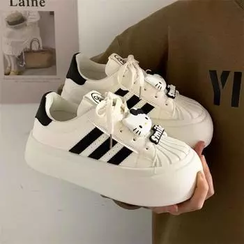 High-value girls low-top black board shoes 2024 new popular thick-soled sports and leisure versatile little white shoes women 35