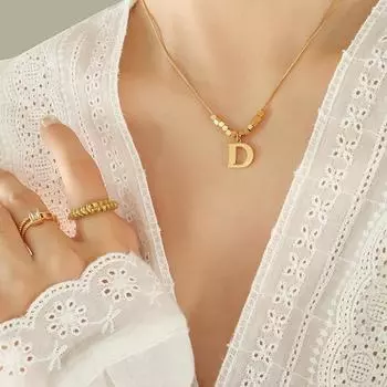 Hip Hop Tide English D Letter Icon Personality Ожерелье из титановой стали с покрытием из 18-каратного золота Универсальная индивидуальная цепочка из змеиной кости Ювелирные изделия