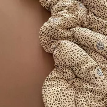 Хлопок Класса А Материнский и Младенческий Класс Аэробный Хлопок Двухслойная Пряжа Гипоаллергенная Печать Набор из 3 предметов Набор из 4 предметов 1.2 Sheet3pcs quilt 1.5*2m цветной печати леопарда