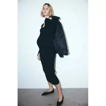 HM MAMA трикотажное платье в рубчик черное