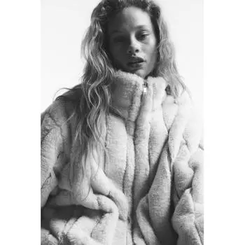 HM Пушистая куртка светло-бежевого цвета