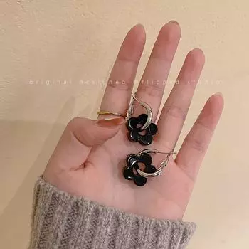 Холодный Ветер Нишевый Дизайн Премиальные Цветы Black flower stud earrings (Silver Needle)