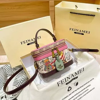 Hong Kong Brand Genuine Leather Women s Bag 2025 New Arrival Shoulder Messenger Handbag Textured Graffiti Bear Box Bucket Bag Bear Pink 0894