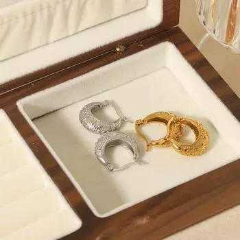 Hot-selling retro titanium steel C-shaped earrings 18K gold stainless steel small heart texture premium earrings