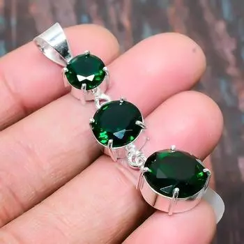 Хром-диопсидовый драгоценный камень стерлингового серебра 925 пробы ручной работы Удивительный ювелирный кулон 1.97 Inches зелёный