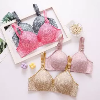 Худые женщины собирают большую грудь и показывают маленькое нижнее белье без стального кольца, дышащий бюстгальтер сбоку, закрывающий грудь 36/80BC красный