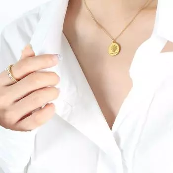 Идиллический стиль, милый и крутой нишевый дизайн, модная цепочка на ключицу, персонализированная круглая фирменная подвеска, рельефное ожерелье с цветочным узором и буквами