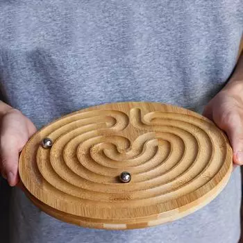 Игра «Бамбуковый лабиринт» — классический лабиринт для одного игрока, доска размером 24,89 см, 7 линий, тестирует равновесие и концентрацию, подходит для медитации и молитвы.