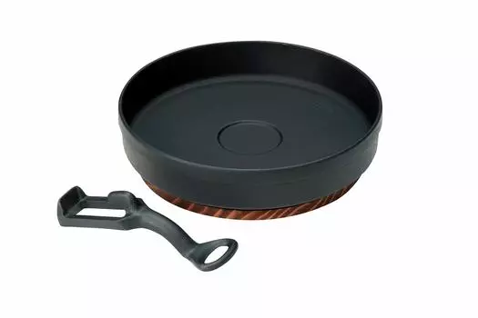Ikenaga Iron Works Living with Iron Gyoza Pot with handle and wooden stand 15cm Характеристики подарочной упаковки (Сукинабэ)