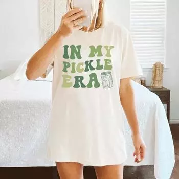 In My Pickle Era Retro Graphic Tees Women Cute Funny Pickle Lover T Shirt Short Sleeve Pickle Jar T-Shirt Trendy Fashion Tops S