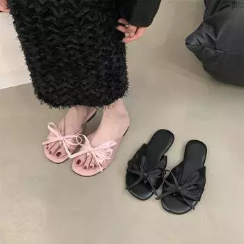 In the summer of 2025, the new fairy style is matched with a skirt, toes, small cool slippers, and pink bow sandals. 35