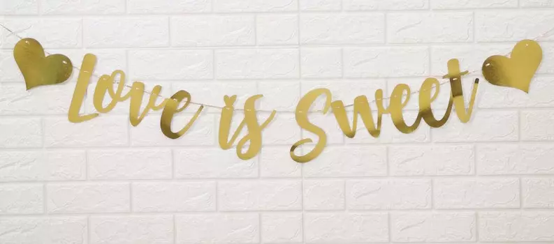 Inkdotpot Metallic Gold Love is Sweet Предварительно натянутая курсивная овсянка Свадебный баннер Свадебная овсянка Свадебная помолвка Знак фото золотой