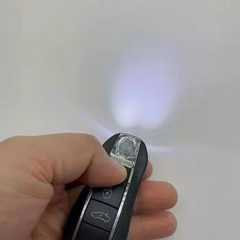 Инновационная игрушка-шутка с электрическим шоком, брелок, имитирующий человечка, модель ключа от машины, подарок на Хэллоуин, пульт дистанционного управления, светодиодный лазерный кулон