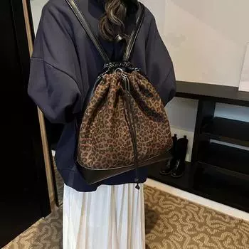Иностранная одиночная повседневная сумка большой вместимости с леопардовым принтом женская новинка 2024 года осень-зима рюкзак через плечо колледж ветровая сумка-ведро