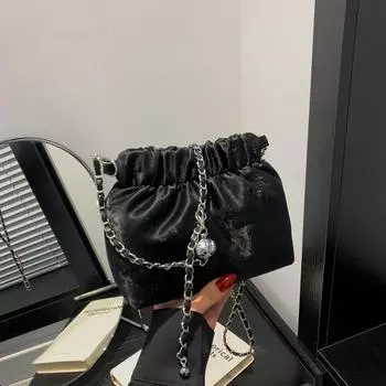 Иностранный стиль прекрасен, сумка-ведро персонализирована и модна, а популярными сумками этого года являются новые женские сумки-мессенджеры на цепочке 2024 года. чёрный