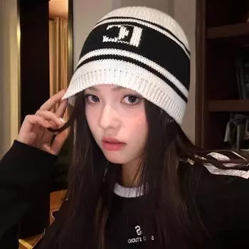 ins нишевая персонализированная шерстяная шапка женская осенне-зимняя уличная универсальная черно-белая вязаная шапка с буквами протектор для ушей холодная шапка мужская M56-58cm