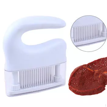 Инструмент для отбивания говяжьего стейка для размягчения мяса на кухне белый