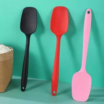 Инструменты для выпечки. Одна силиконовая лопатка. Т-образная лопатка. Красная лопаточка для крема для выпечки торта. красный