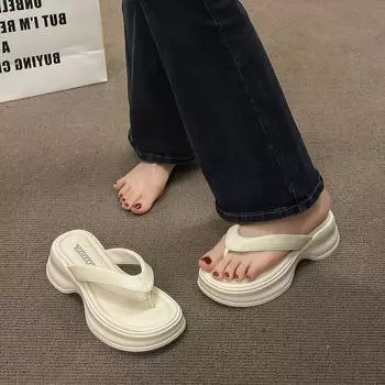 Internet celebrity flip-flops women s high-end sense of wear in the summer of 2025 new thick-soled fashion foot-pinching beach cool slippers 35