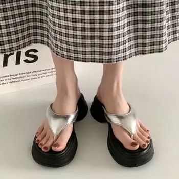 Интернет знаменитости черные нескользящие шлепанцы на толстой подошве женская летняя одежда 2025 новые супер огонь универсальные пляжные классные тапочки 35 чёрный