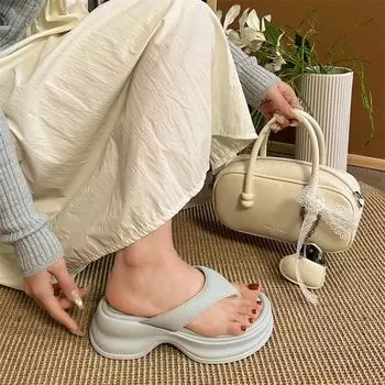 Интернет знаменитости черные нескользящие шлепанцы на толстой подошве женская летняя одежда 2025 новые супер огонь универсальные пляжные классные тапочки 35 чёрный