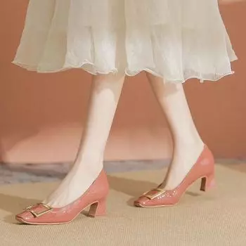 Интернет-знаменитости с такими же лакированными кожаными одинарными туфлями с квадратной пряжкой, толстым каблуком, средним каблуком, квадратной головкой и неглубоким горлом, женские туфли для поездок на работу 35