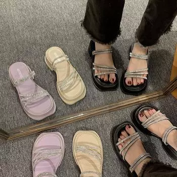 Интернет знаменитости тапочки женская одежда 2025 летняя мода иностранный стиль стразы толстая подошва две носить сандалии фея ветер одно слово 35