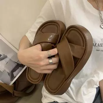 Интернет знаменитости толстая подошва классные тапочки женские лето 2025 новые кросс повседневные тапочки носить корейская версия универсальных пляжных сандалий 35