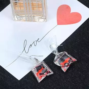 Интригующие серьги с золотыми рыбками для освежающего летнего образа красный